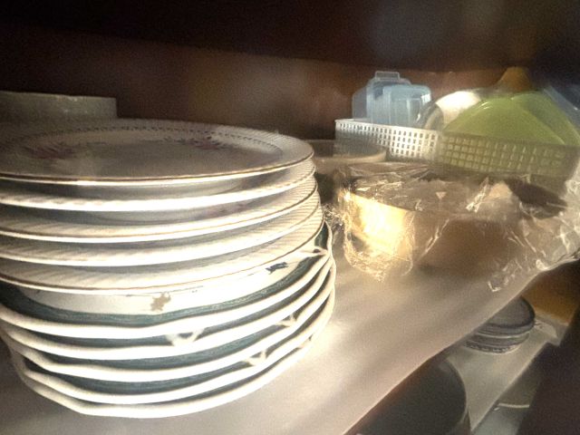 食品を食器棚にしまいこむ様子